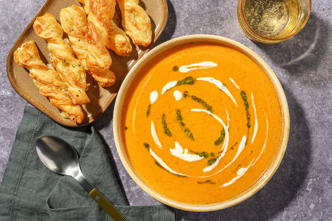 Tomatensoep met kaasstengels en basilicumcrème
