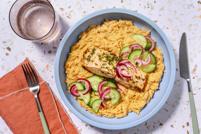 Mediterranes Lachsfilet auf cremigem Orzotto