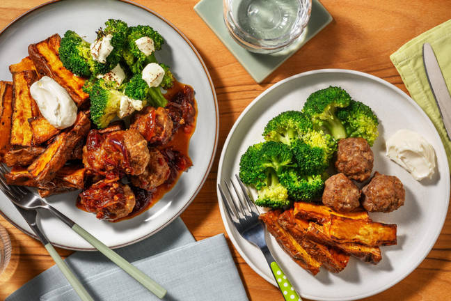 Boulettes de viande, jus à l'oignon et wedges de patate douce