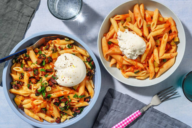 Penne in tomatensaus met burrata en courgette