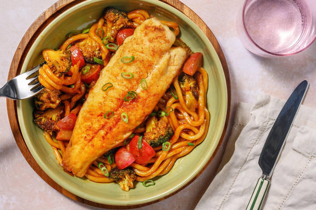 Spicy Korean Udon Bowl mit Fischfilet