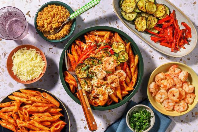 Familie pasta-avond: garnalen met penne in tomatensaus 