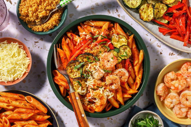 Bowl de pâtes aux crevettes en sauce tomate