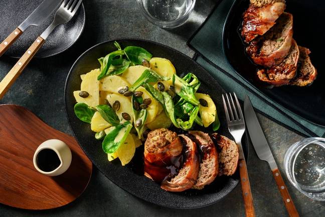 Deftiger Hackbraten im Bacon-Mantel