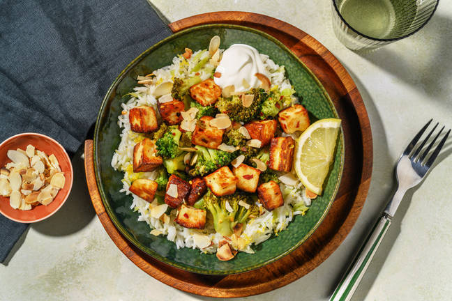 Glasierter Grillkäse mit Brokkoli auf würzigem Reis