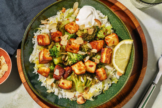 Grillkäse mit Brokkoli auf würzigem Reis