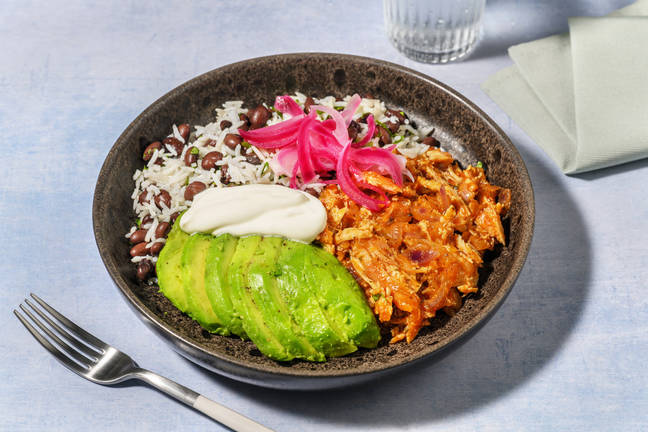 Chipotle Chicken Tinga Bowl mit pinken Zwiebeln