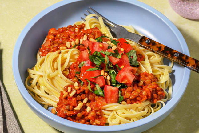 Vegane Linsen-Bolognese auf frischen Linguine