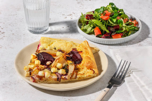 Flammkuchen met geitenkaas en rode biet