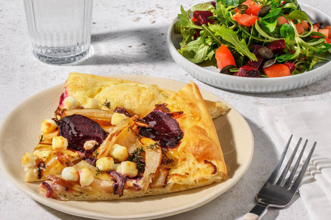 Flammkuchen met geitenkaas en rode biet