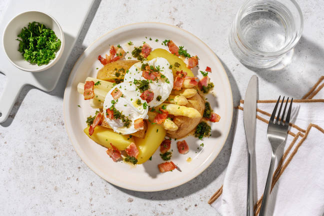 Witte asperges met spek en gepocheerde eieren