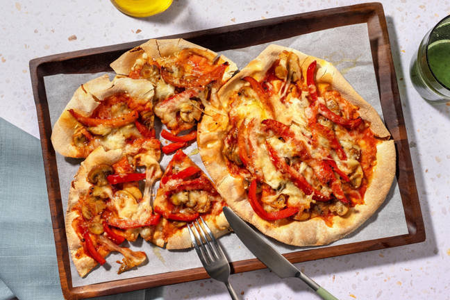 Pizzas sur pain plat garnies de champignons et poivron