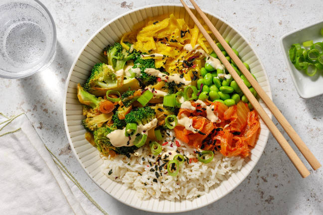 Bowl de brocoli à l'ail noir, kimchi et fèves de soja