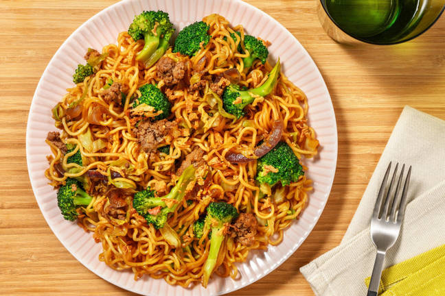 Stir-fry met noedels, rundergehakt en gefrituurde uitjes