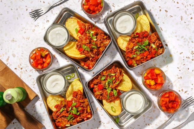 Pulled Pork Chili auf Ofenkartoffeln mit Tomaten-Salsa