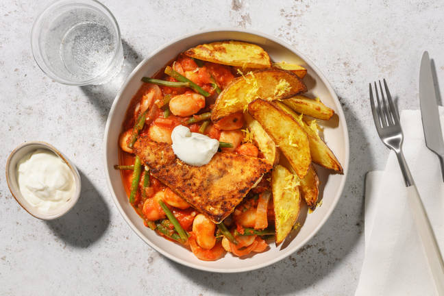 Panierter Feta auf tomatigem Bohnenragout