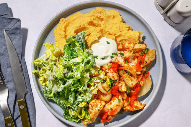 Hähnchenshawarma auf weißem Bohnenstampf