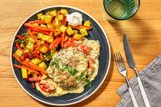Burger in romige zongedroogde-tomatensaus