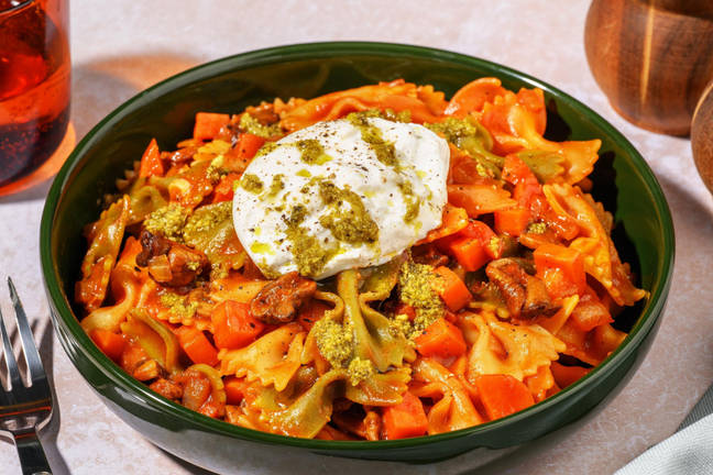 Fiocchi tricolore met burrata en basilicumcrème