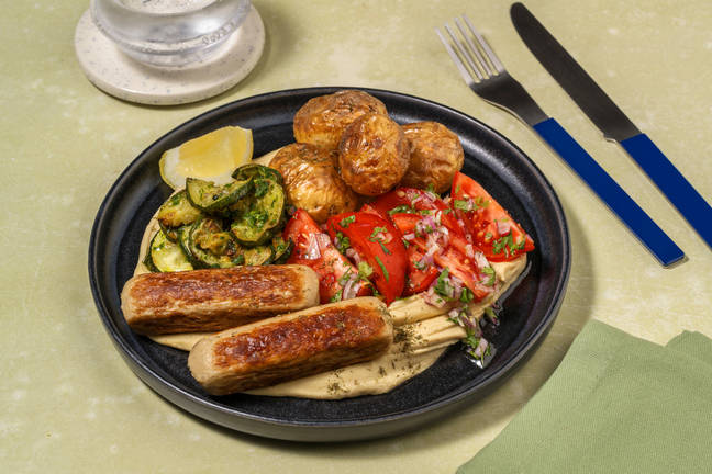 Mezzeschotel met kipworstjes en zhoug-courgette