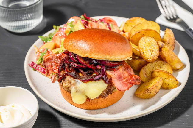 Cheeseburger met ontbijtspek op brioche