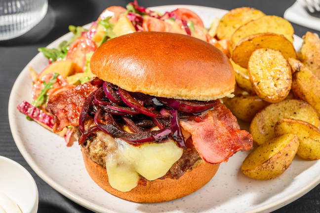 Cheeseburger met ontbijtspek op brioche