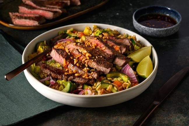 Bio-Rinderhüftsteak auf Thai Salat