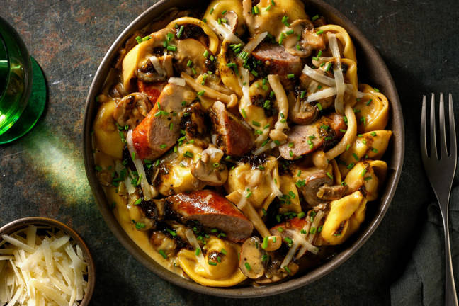 Tortelloni et saucisse de porc avec sauce crémeuse aux champignons