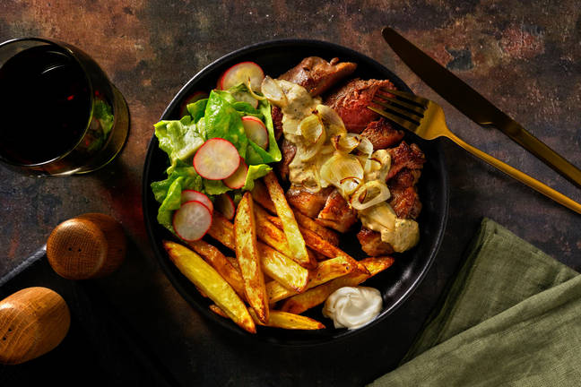 Entrecote met kruidige hollandaisesaus en frietjes