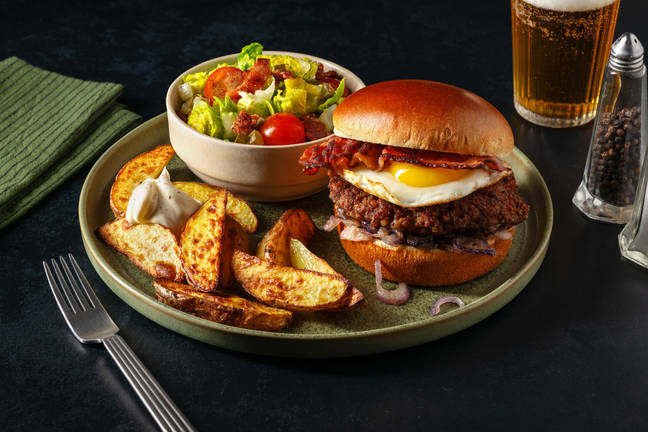 Hamburger deluxe met ontbijtspek en spiegelei