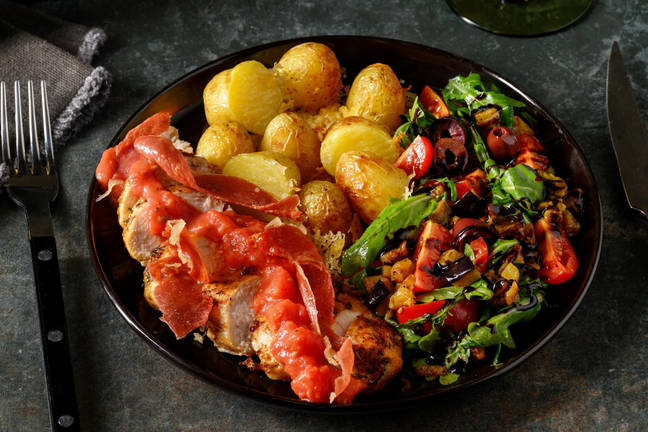 Kipfilet met serranoham en parmezaankrieltjes