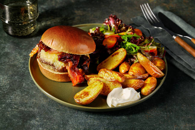 Cheeseburger au lard sur pain brioché