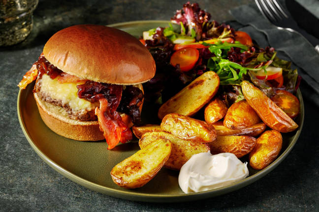 Cheeseburger au lard sur pain brioché