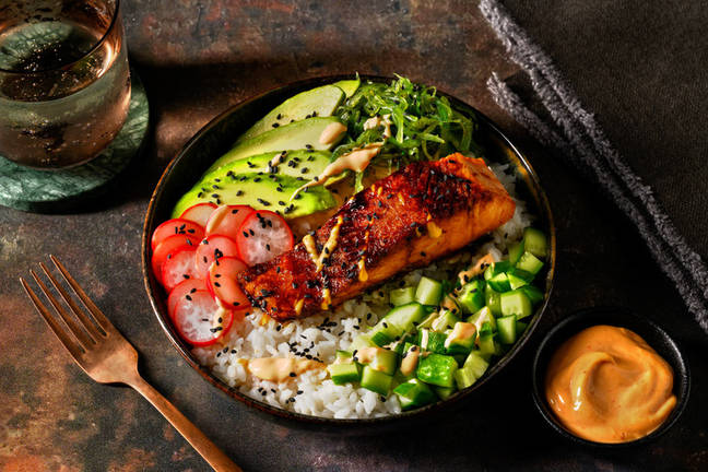 Pokébowl met zalmfilet, zeewiersalade en avocado
