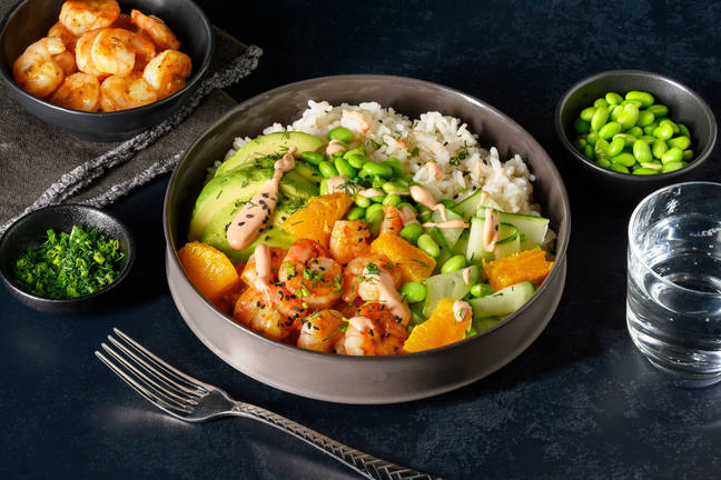 Fusion pokébowl met garnalen en whiskeysaus