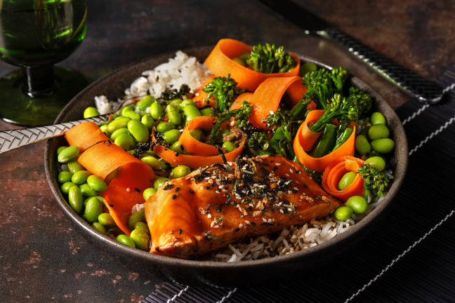 Teriyaki-zalmbowl met sojabonen