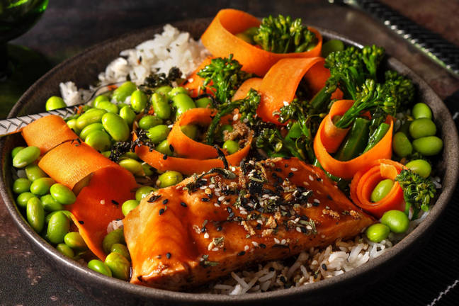 Teriyaki-zalmbowl met sojabonen