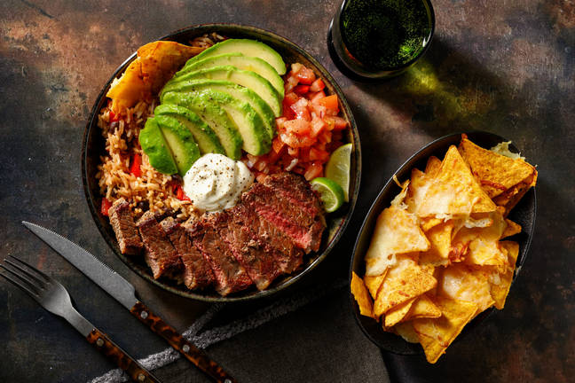 Bowl burrito garni de steak, avocat & salsa