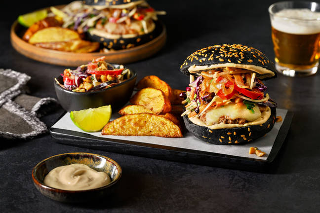 Cheeseburger de poulet, mayo sésame & salade de chou acidulée