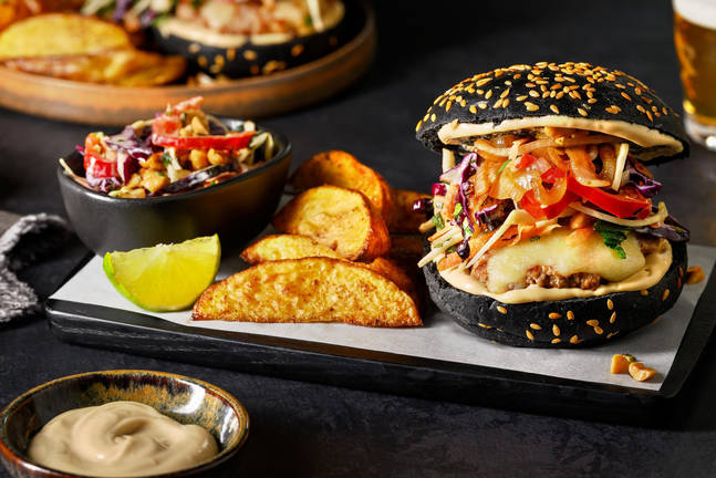 Cheeseburger de poulet, mayo au sésame et salade de chou acidulée aux cacahuètes