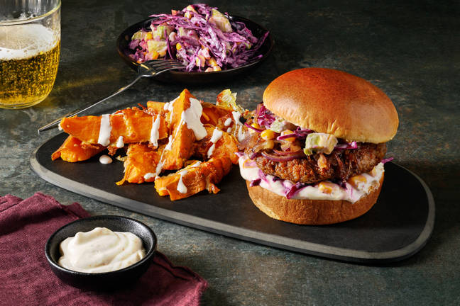 Kalfsburger deluxe met frisse avocadosalsa en cheesy zoete-aardappelwedges