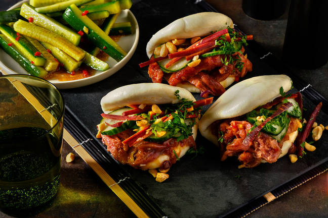Bao buns met teriyaki-eend en 'swicy' sesamkomkommer