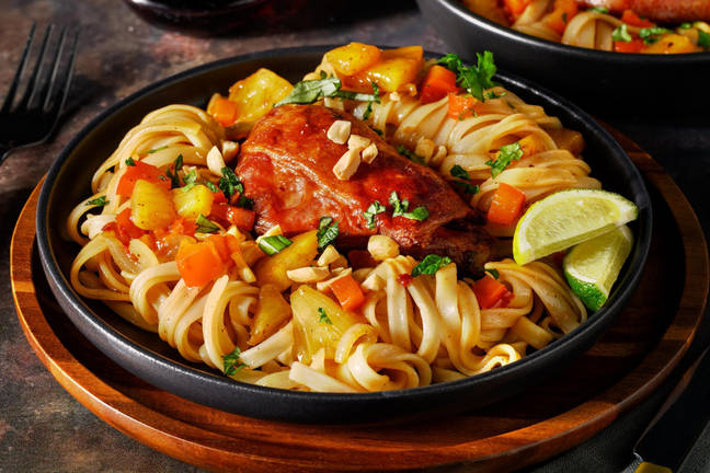 Gekonfijte eend met pikante ananas-stir-fry