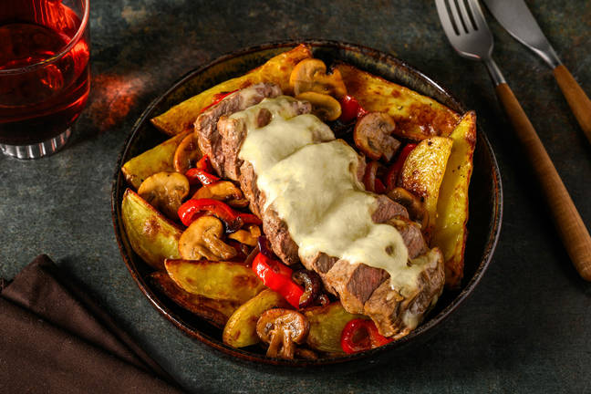 Philly cheesesteak met aardappelpartjes