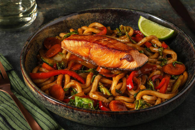 Saumon en sauce teriyaki, nouilles udon et citron vert