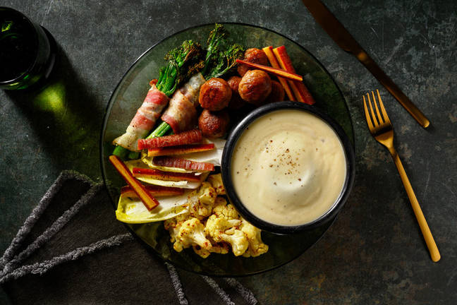 Kaasfondue met hertengehaktballetjes en crudités