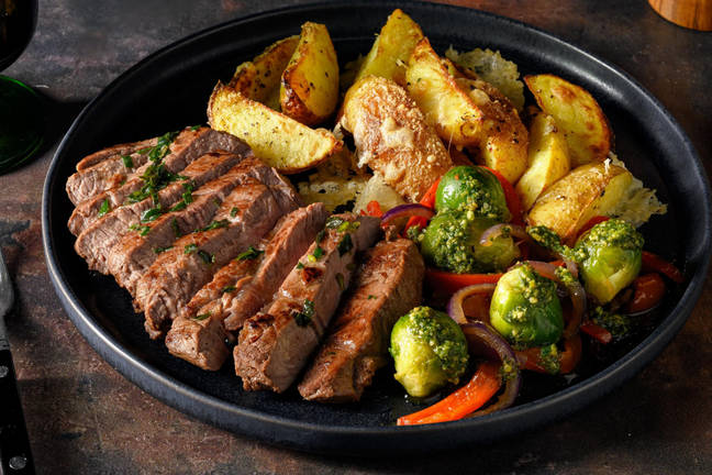 Tournedos in knoflook-dragonboter met spruitjes