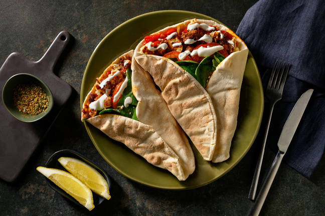 Rundergehakt en witte grillkaas op Libanees platbrood