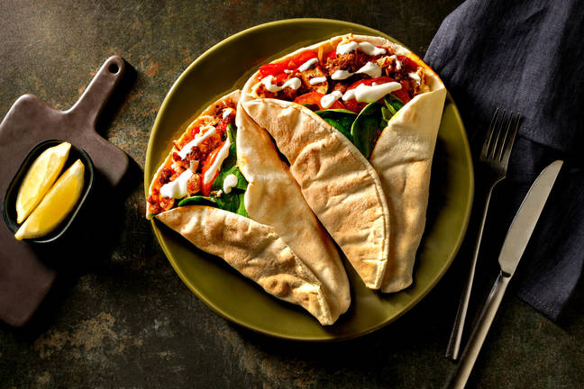 Rundergehakt en witte grillkaas op Libanees flatbread
