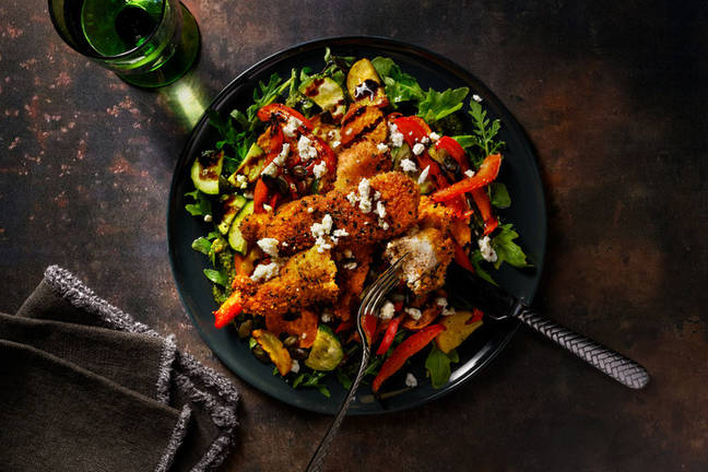 Gepaneerde kip met feta en zwarte sesamzaadjes